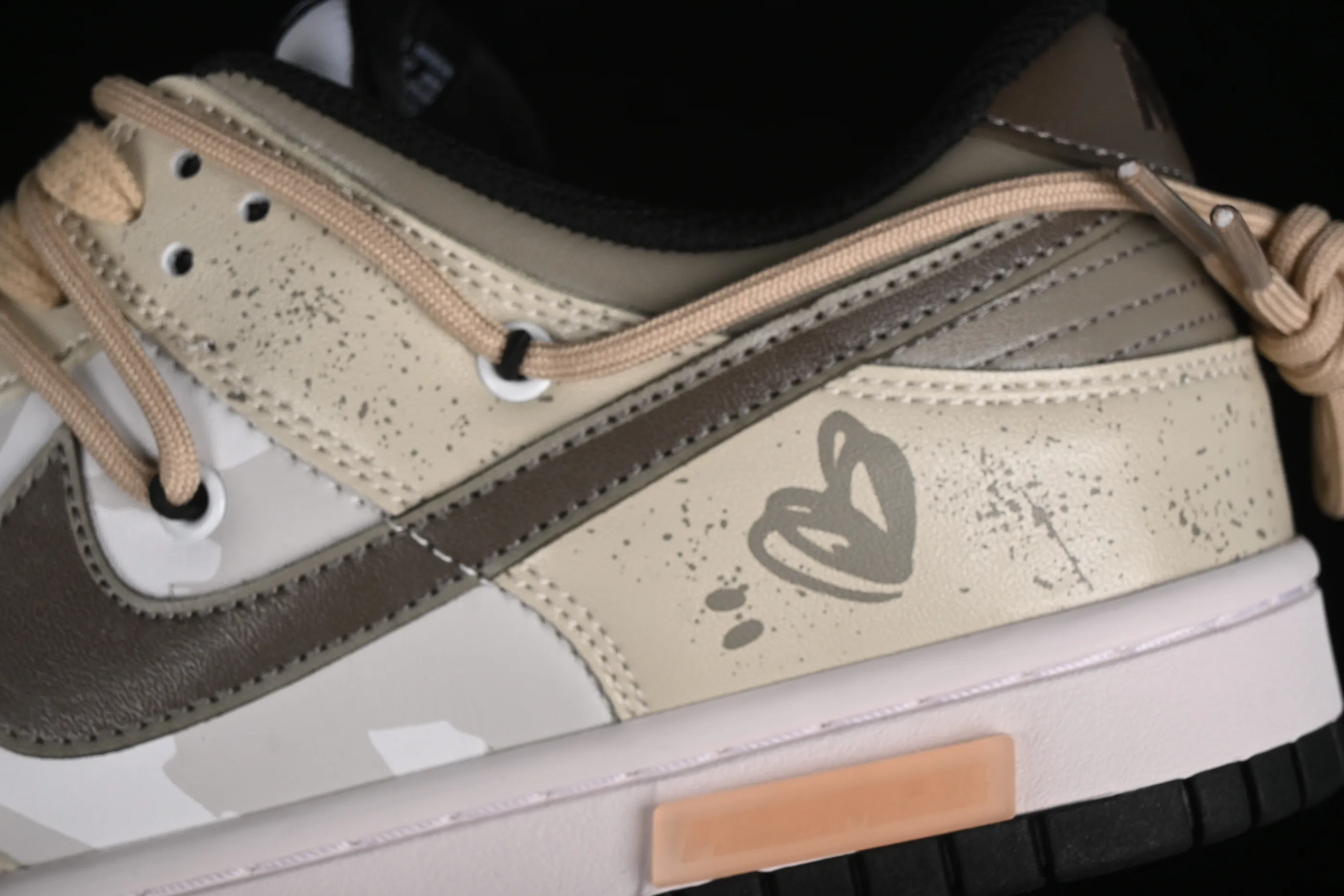 All Categories Nk SB Dunk Series Nk SB Dunk Low Low-top sneakers Nk Dunk Low Panda Prank Summer Theme Love Khaki Pudding Milk Tea SB Strappy Low-top Casual Shoes CW1590-100